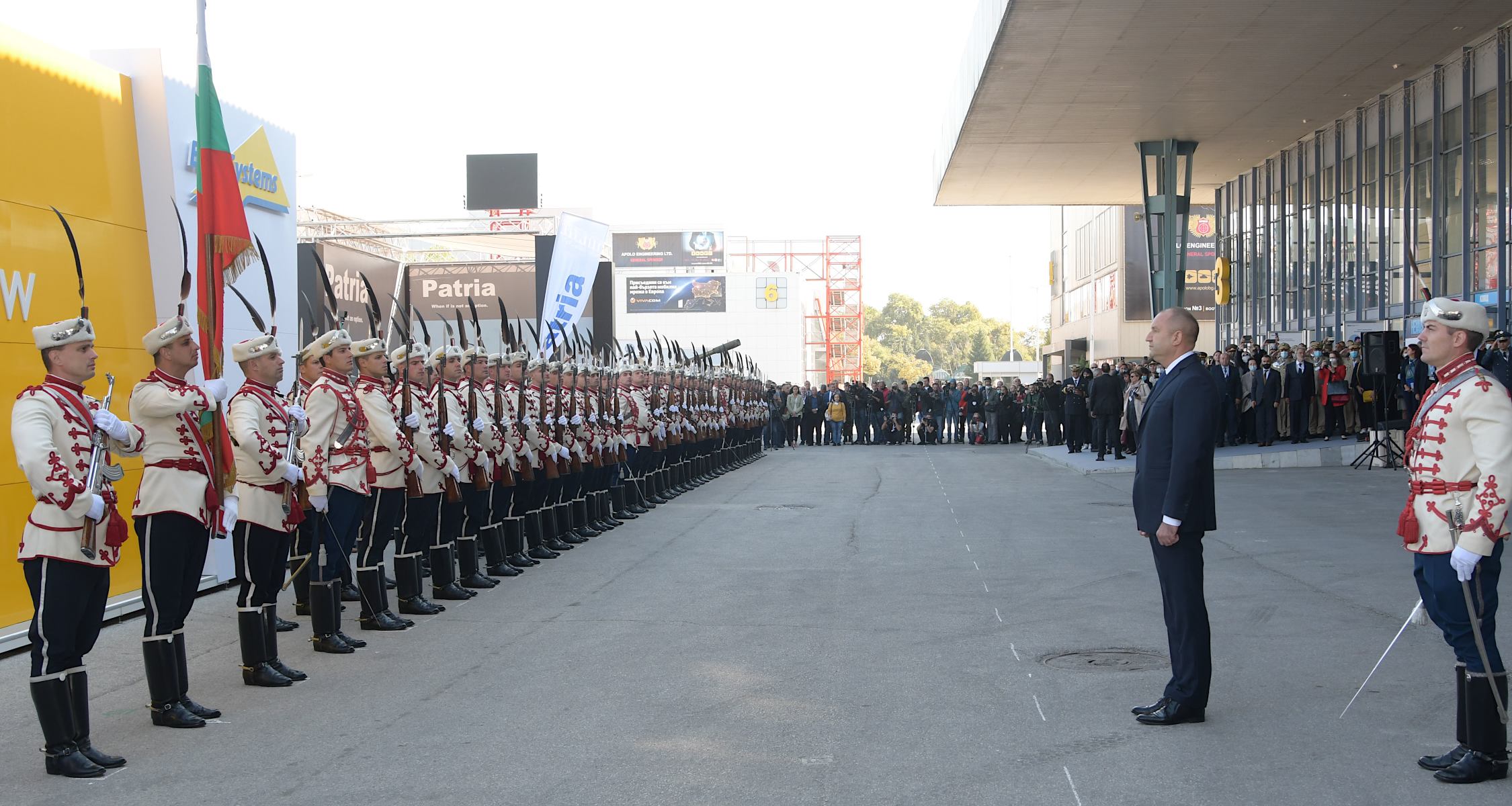 Президентът Румен Радев приема строя на гвардейците